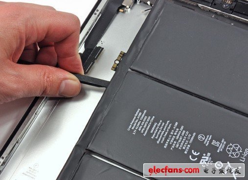 iPad 3的電池很大。iPad 2用的是25瓦時(shí)鋰電池，而iPad 3升級(jí)到了42.5瓦時(shí)