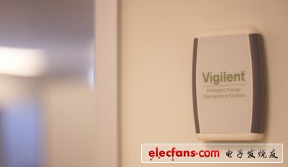 經(jīng)由Vigilent公司成功開(kāi)發(fā)的由能源數(shù)據(jù)中心控制的智能能源管理系統(tǒng)（下圖）和智能自分析服務(wù)及自動(dòng)調(diào)整適應(yīng)。