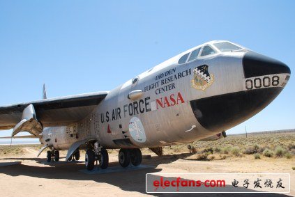 NASA 5-52：上圖是U.S. Air Force/NASA B-52，這是用來為一系列裝有火箭發(fā)動機的航天器進(jìn)行墜落測試的