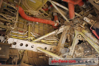 B52的“內(nèi)臟“：B52的內(nèi)部，如圖所示，看到了在前起落架下面的八引擎戰(zhàn)略轟炸機(jī)