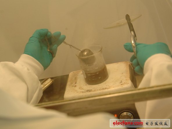 去除外層封裝。處理器浸漬在含有硅的酸溶解陶瓷封裝中。使用適當(dāng)濃度的呈酸性類型的陶瓷封裝是至關(guān)重要的