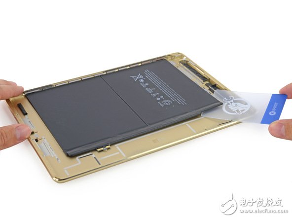 電池方面，由于機(jī)身更薄，電池容量下降到了 27.62 Wh，上代 iPad Air 為 32.9Wh，蘋果稱 iPad Air 2 仍然有 10 小時(shí)的待機(jī)時(shí)間。