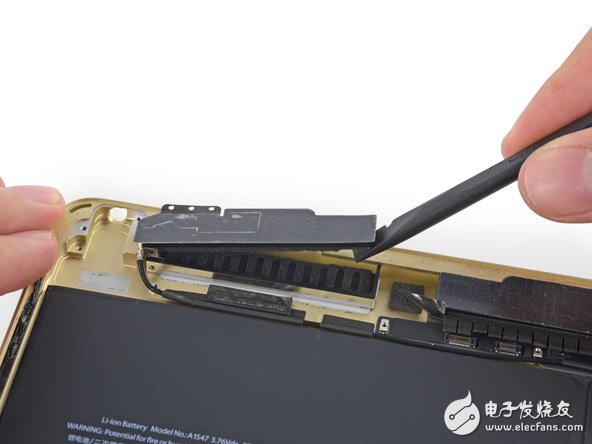 Wi-Fi 模塊的天線被移到了機(jī)身的頂部，之前的產(chǎn)品中，天線是在底部邊緣處。