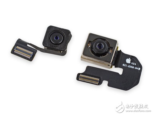 接下來是兩個(gè)攝像頭。800 萬像素的攝像頭比 iPhone 6 Plus 的要小一些，但是相比上一代 iPad Air，它已經(jīng)有了極大的飛躍。