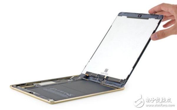 iPad Air 2 成為了“全球最薄的平板”，The Verge 評(píng)價(jià)說它“薄得像塊屏幕”。拆機(jī)大神 iFixit 將它大卸八塊，來看看這個(gè)機(jī)身中隱藏了什么。