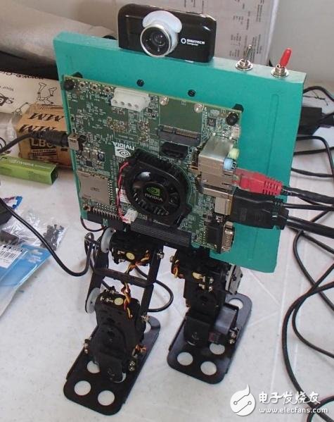 Nvidia 的 SCOL 機(jī)器人使用其Jetson-TK1 單板機(jī)和一臺(tái)照相機(jī)與人類互動(dòng)