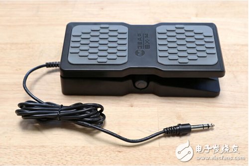 腳踏七彩“翔”云？看清楚，那可是充電器！