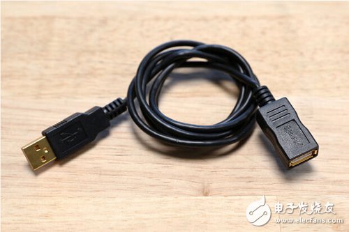 腳踏七彩“翔”云？看清楚，那可是充電器！