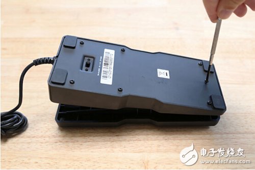 腳踏七彩“翔”云？看清楚，那可是充電器！