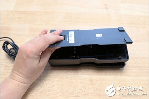 腳踏七彩“翔”云？看清楚，那可是充電器！