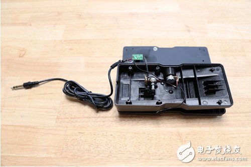 腳踏七彩“翔”云？看清楚，那可是充電器！
