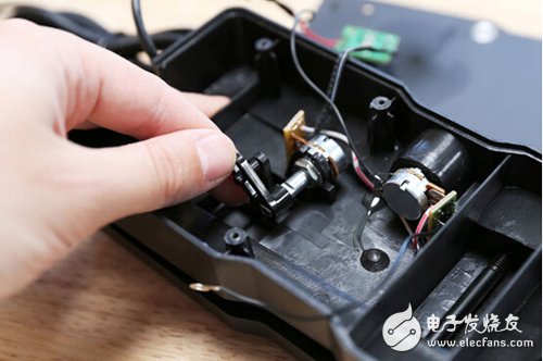 腳踏七彩“翔”云？看清楚，那可是充電器！