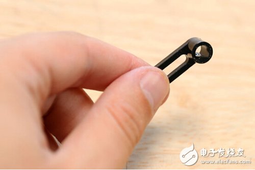 腳踏七彩“翔”云？看清楚，那可是充電器！