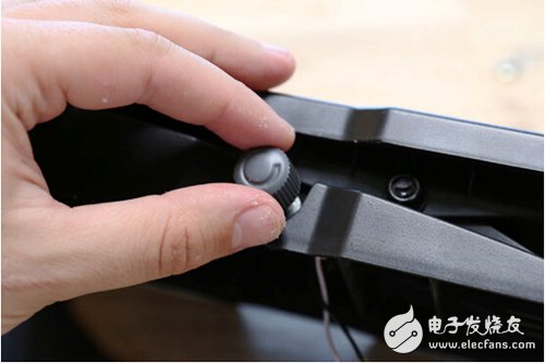 腳踏七彩“翔”云？看清楚，那可是充電器！