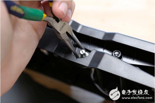 腳踏七彩“翔”云？看清楚，那可是充電器！