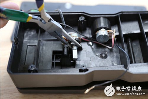 腳踏七彩“翔”云？看清楚，那可是充電器！