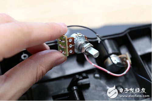 腳踏七彩“翔”云？看清楚，那可是充電器！