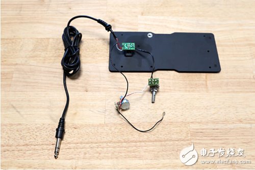 腳踏七彩“翔”云？看清楚，那可是充電器！