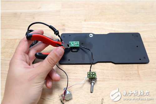 腳踏七彩“翔”云？看清楚，那可是充電器！