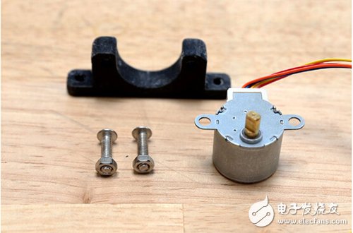 腳踏七彩“翔”云？看清楚，那可是充電器！