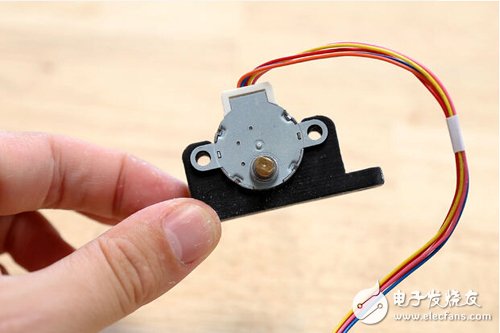 腳踏七彩“翔”云？看清楚，那可是充電器！