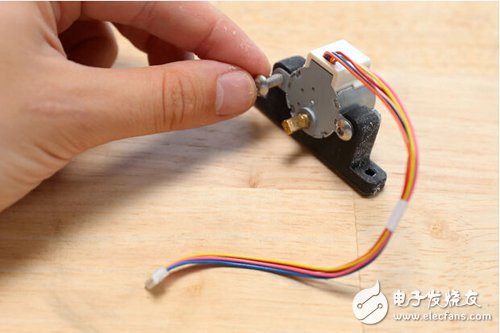 腳踏七彩“翔”云？看清楚，那可是充電器！