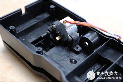 腳踏七彩“翔”云？看清楚，那可是充電器！