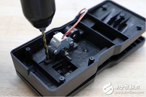 腳踏七彩“翔”云？看清楚，那可是充電器！