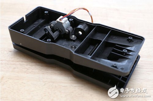 腳踏七彩“翔”云？看清楚，那可是充電器！