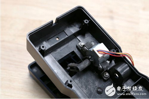 腳踏七彩“翔”云？看清楚，那可是充電器！