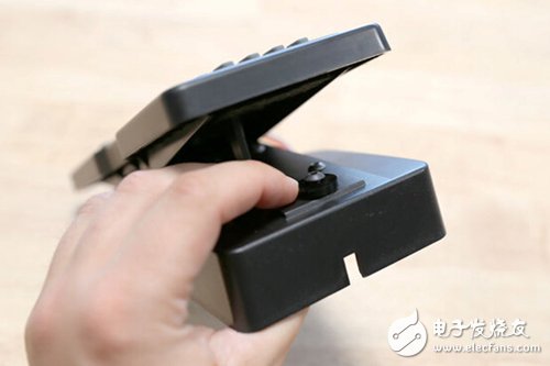 腳踏七彩“翔”云？看清楚，那可是充電器！