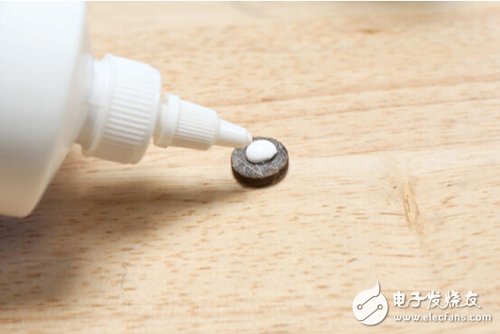 腳踏七彩“翔”云？看清楚，那可是充電器！