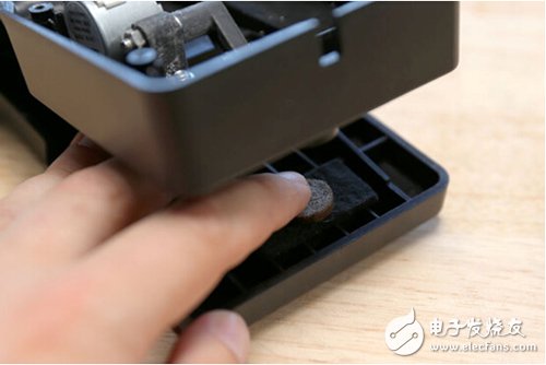 腳踏七彩“翔”云？看清楚，那可是充電器！