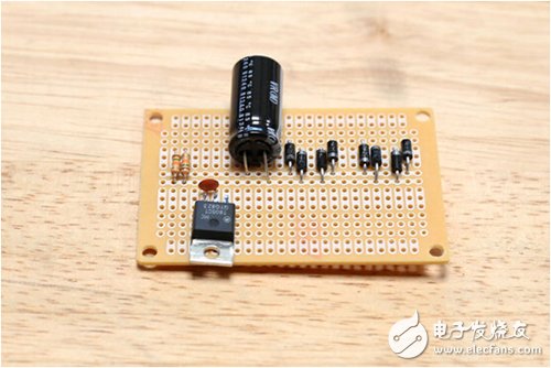 腳踏七彩“翔”云？看清楚，那可是充電器！