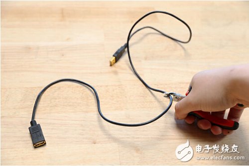 腳踏七彩“翔”云？看清楚，那可是充電器！