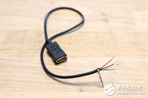 腳踏七彩“翔”云？看清楚，那可是充電器！