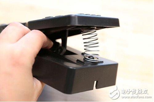 腳踏七彩“翔”云？看清楚，那可是充電器！
