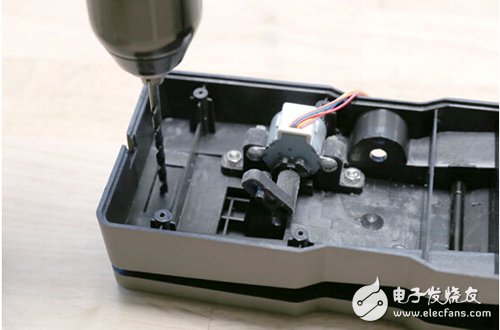 腳踏七彩“翔”云？看清楚，那可是充電器！