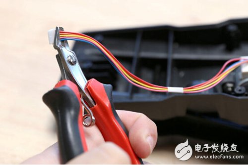 腳踏七彩“翔”云？看清楚，那可是充電器！
