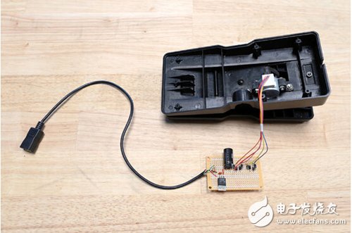 腳踏七彩“翔”云？看清楚，那可是充電器！