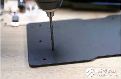 腳踏七彩“翔”云？看清楚，那可是充電器！