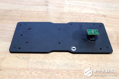 腳踏七彩“翔”云？看清楚，那可是充電器！