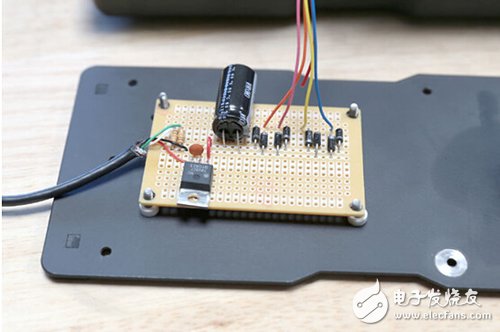 腳踏七彩“翔”云？看清楚，那可是充電器！