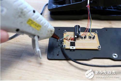 腳踏七彩“翔”云？看清楚，那可是充電器！