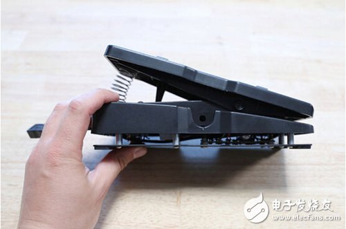 腳踏七彩“翔”云？看清楚，那可是充電器！