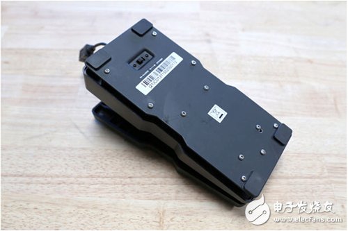 腳踏七彩“翔”云？看清楚，那可是充電器！