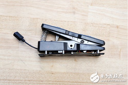 腳踏七彩“翔”云？看清楚，那可是充電器！