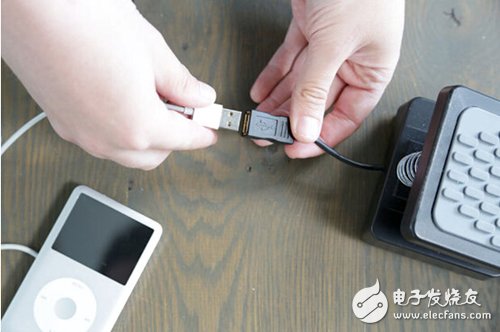 腳踏七彩“翔”云？看清楚，那可是充電器！
