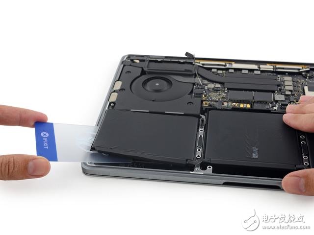 蘋果新Macbook Pro13寸拆解:集成度創(chuàng)新高度 搭配史上最好音質(zhì)