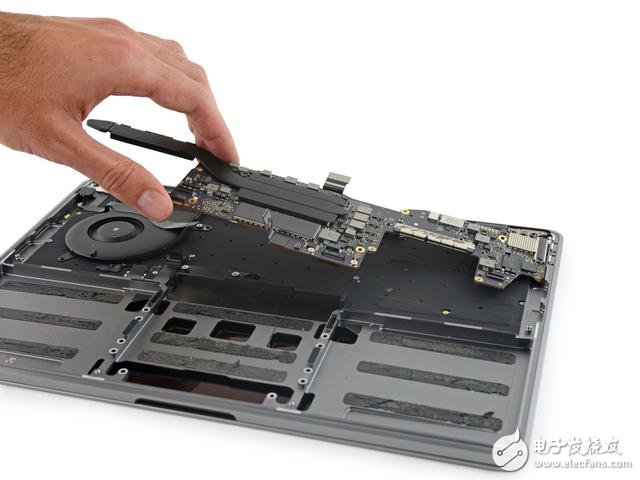 蘋果新Macbook Pro13寸拆解:集成度創(chuàng)新高度 搭配史上最好音質(zhì)
